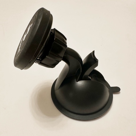 iMagnet Cradle-less Universal Phone Mount with Quick-snap Technology holder - Picture 3 of 4